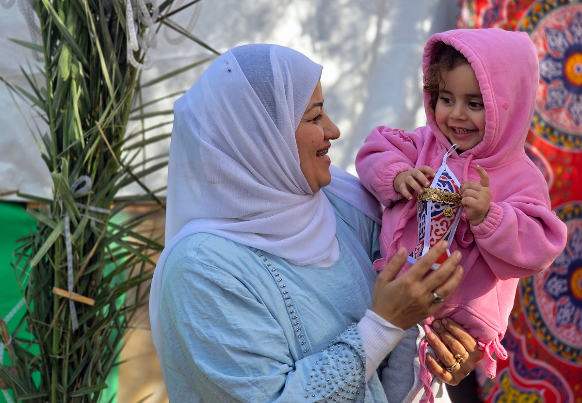 الفلسطينية ريهان شراب تصنع فوانيس رمضان من بقايا صناديق المساعدات في خان يونس جنوب قطاع غزة  8 فبراير/شباط 2026. (صورة: طارق محمد)