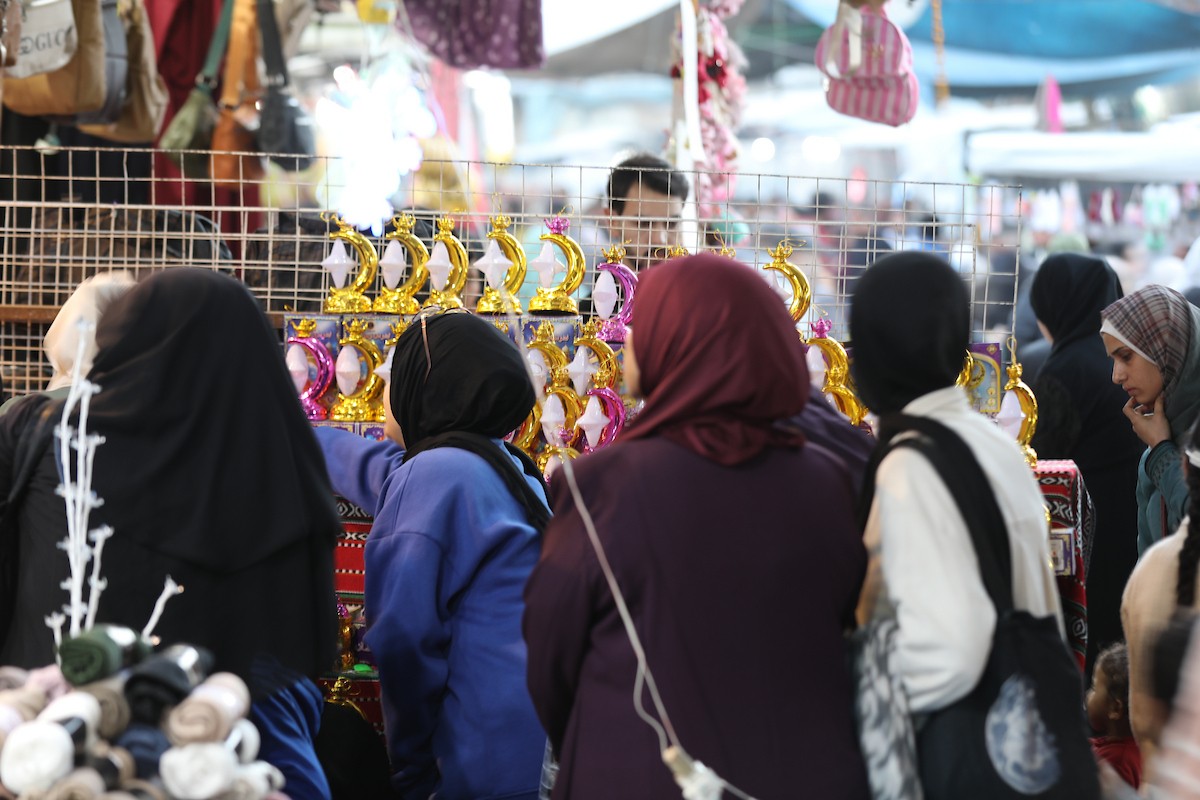 استقبل الفلسطينيون حلول شهر رمضان بفرح واحتفال في مخيم النصيرات للاجئين، بعد عامين من حرب جلبت معاناة هائلة للسكان في قطاع غزة، وسط قطاع غزة، 17 فبراير/شباط 2026. تصوير: معز صالحي
