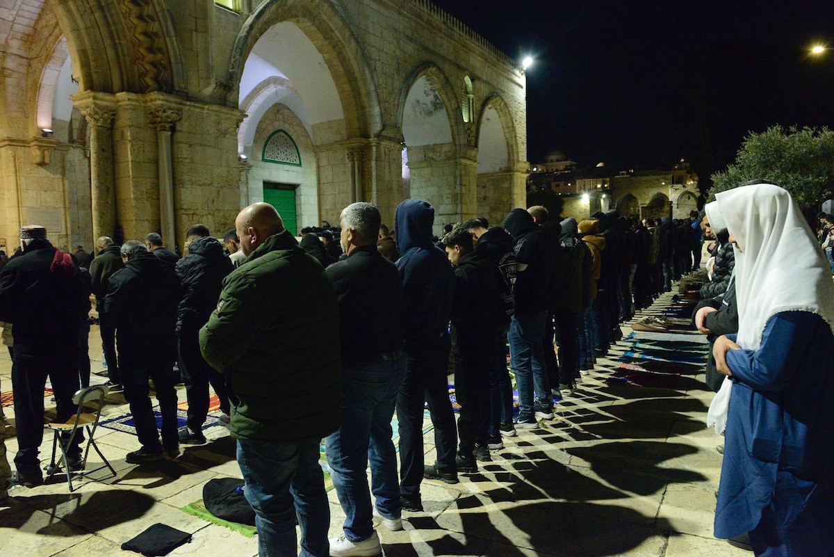يؤدي الفلسطينيون صلاتي العشاء والتراويح في ساحات المسجد الأقصى في اليوم الخامس من رمضان، القدس، 22 فبراير 2026. صورة من دائرة الأوقاف الإسلامية في القدس.