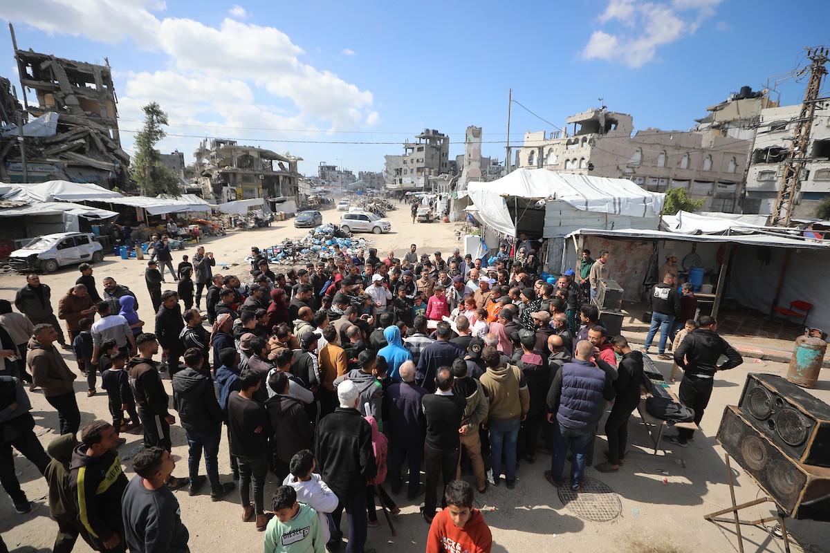 نظمت عائلات فلسطينية نازحة، تعيش وسط الأنقاض في حي الزيتون بمدينة غزة، احتجاجًا للمطالبة بتوفير المياه والغذاء والرعاية الصحية والتعليم للنازحين، ووقف الهجمات الإسرائيلية المستمرة ضدهم. مدينة غزة، 25 فبرايرشباط 2026. تصوير عمر أشتوي