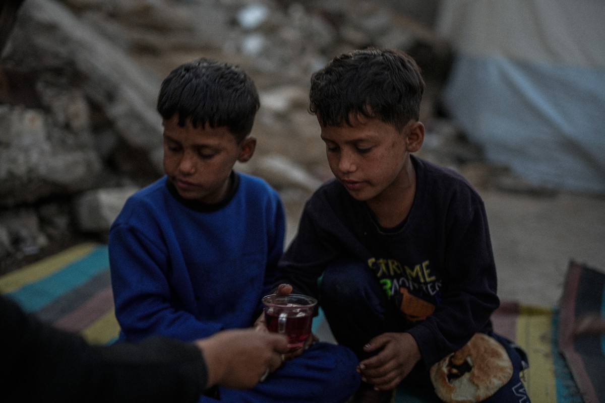 عائلة فلسطينية نازحة من بيت حانون تفطر في ثاني أيام رمضان في خيمة متداعية وسط أنقاض مسجد الحساينة على شاطئ مدينة غزة.19 فبراير/شباط 2026. تصوير: عمر أشتوي