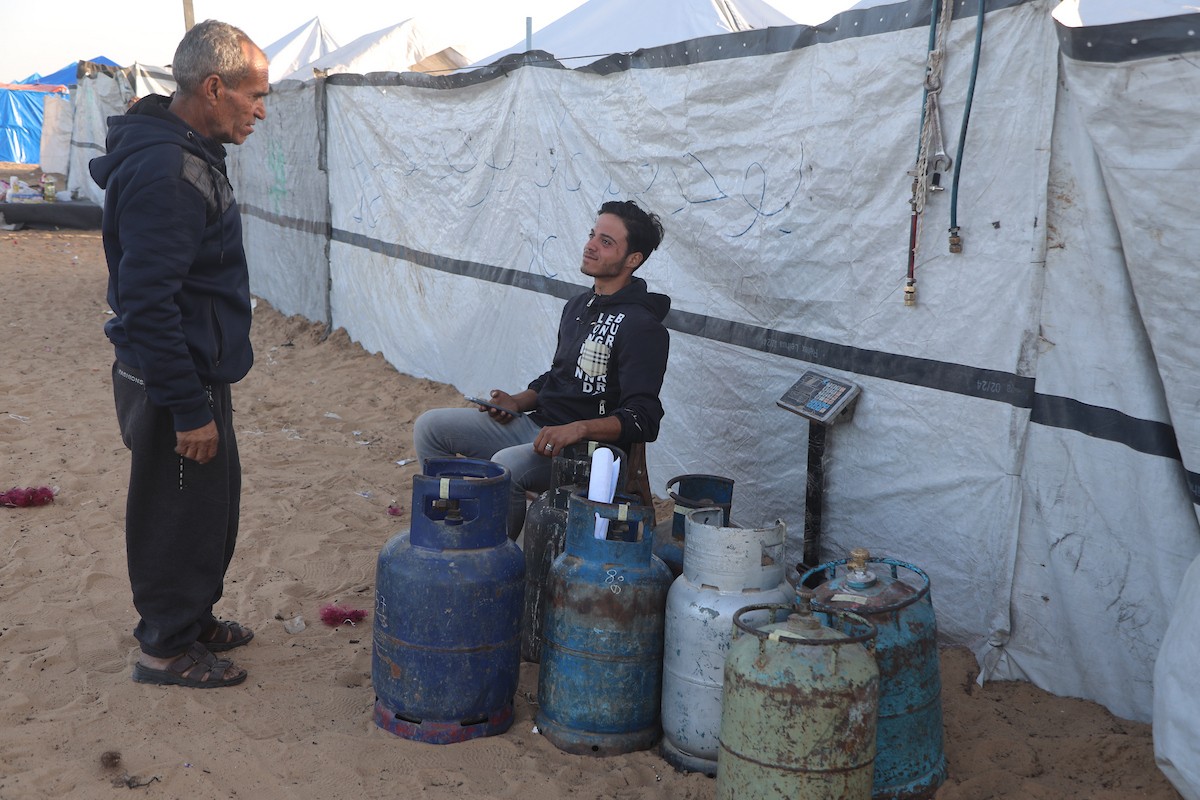 وسط خيام النازحين في المخيم المصري بمنطقة نتساريم وسط قطاع غزة، يحاول السكان الحفاظ على تفاصيل حياتهم اليومية رغم الظروف القاسية والنقص الحاد في الضروريات الأساسية كالمأوى والغذاء والماء النظيف. وسط قطاع غزة، ١٢ فبراير ٢٠٢٦. تصوير: محمد الأسود