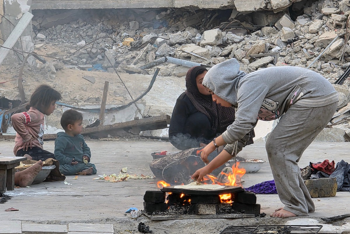 يواجه الفلسطينيون معاناة متفاقمة مع حلول شهر رمضان، وسط تداعيات الحرب المستمرة ، بينما يواصل الجيش الإسرائيلي استهداف النازحين في الخيام قرب 