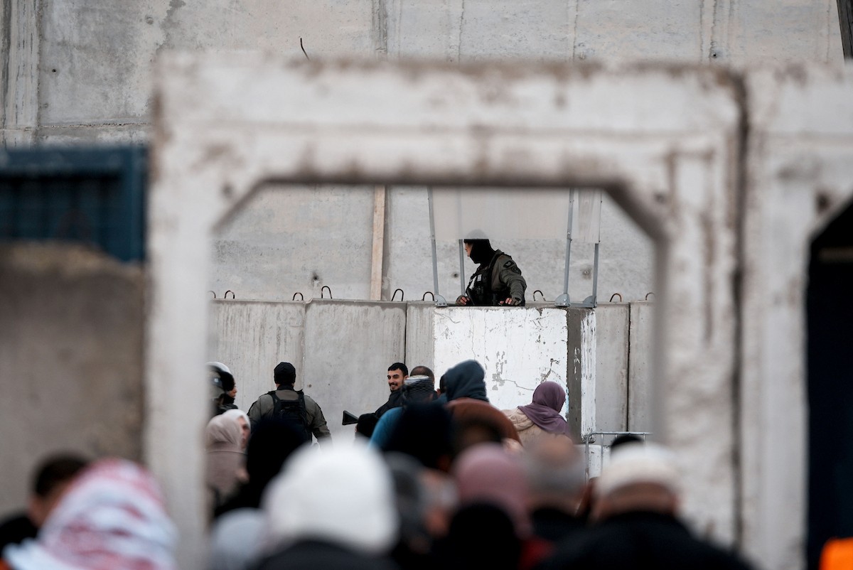 منعت السلطات الإسرائيلية دخول الفلسطينيين من الضفة الغربية إلى القدس لأداء صلاة الجمعة الثانية من شهر رمضان في المسجد الأقصى ، في 27 فبراير/شباط 2026. وتجمّع آلاف منذ ساعات الصباح الباكر عند حاجز قلنديا في محاولة للوصول إلى الأقصى، وسط إجراءات أمنية مشددة في المنطقة