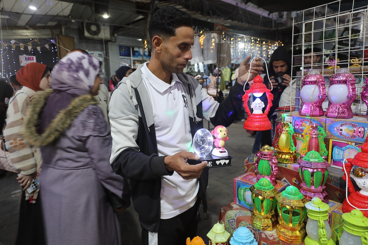 استقبل الفلسطينيون حلول شهر رمضان بفرح واحتفال في مخيم النصيرات للاجئين، بعد عامين من حرب جلبت معاناة هائلة للسكان في قطاع غزة، وسط قطاع غزة، 17 فبراير/شباط 2026. تصوير: معز صالحي