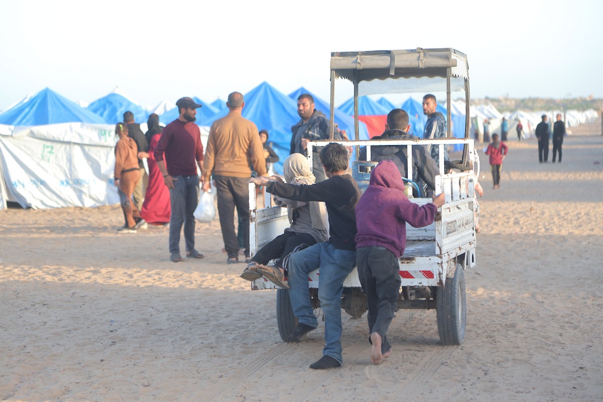 وسط خيام النازحين في المخيم المصري بمنطقة نتساريم وسط قطاع غزة، يحاول السكان الحفاظ على تفاصيل حياتهم اليومية رغم الظروف القاسية والنقص الحاد في الضروريات الأساسية كالمأوى والغذاء والماء النظيف. وسط قطاع غزة، ١٢ فبراير ٢٠٢٦. تصوير: محمد الأسود