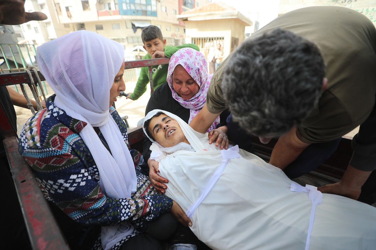 ودّاع جثمان وصل إلى مستشفى الشفاء في مدينة غزة. وكان قد استشهد بنيران الجيش الإسرائيلي أثناء جمعه الحطب في بيت لاهيا، شمال قطاع غزة، 8 فبراير/شباط 2026. تصوير: عمر أشتوي