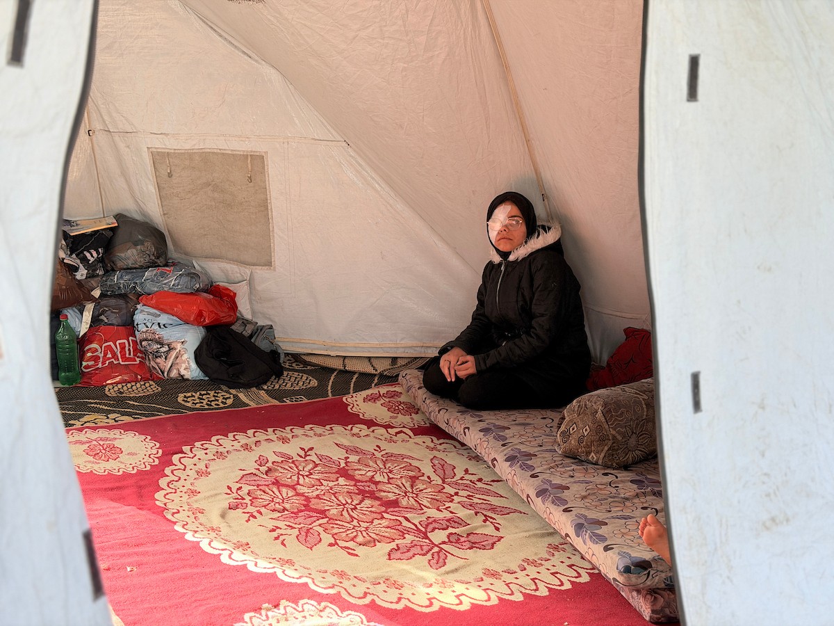 ندى رحومة، طفلة (16 عامًا) نازحة بمنطقة الزوايدة وسط القطاع، ُأصيبت في غارة إسرائيلية قرب خيمة عائلتها في مدينة غزة وفقدت إحدى عينيها، وهي مُعرّضة لخطر فقدان البصر في العين الأخرى إذا لم تتلقَّ علاجًا طبيًا عاجلًا، 10 فبراير/شباط 2026. تصوير: محمد الأسود