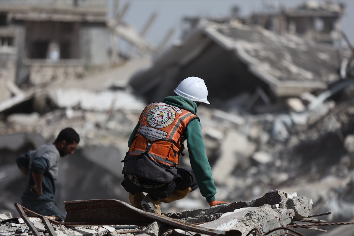 فرق الدفاع المدني التنسيق مع اللجنة الدولية للصليب الأحمر تطلق حملةً لانتشال نحو 67 جثة من عائلة أبو نصر، من تحت أنقاض منزل استهدفه الجيش الإسرائيلي خلال الحرب في بيت لاهيا، شمال قطاع غزة. 15 فبراير/شباط 2026. صورة: عمر أشتوي