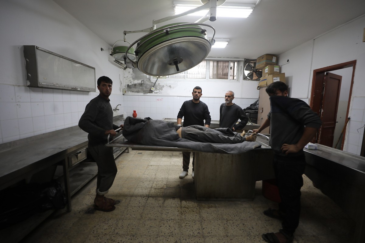 ودّع فلسطينيون جثماني مواطنين اثنين في مستشفى الشفاء بمدينة غزة. وبحسب مصادر عائلية، قُتل الرجلان على يد القوات الإسرائيلية في بيت لاهيا، شمال قطاع غزة، في 24 فبراير/شباط 2026. (صورة: عمر أشتوي)