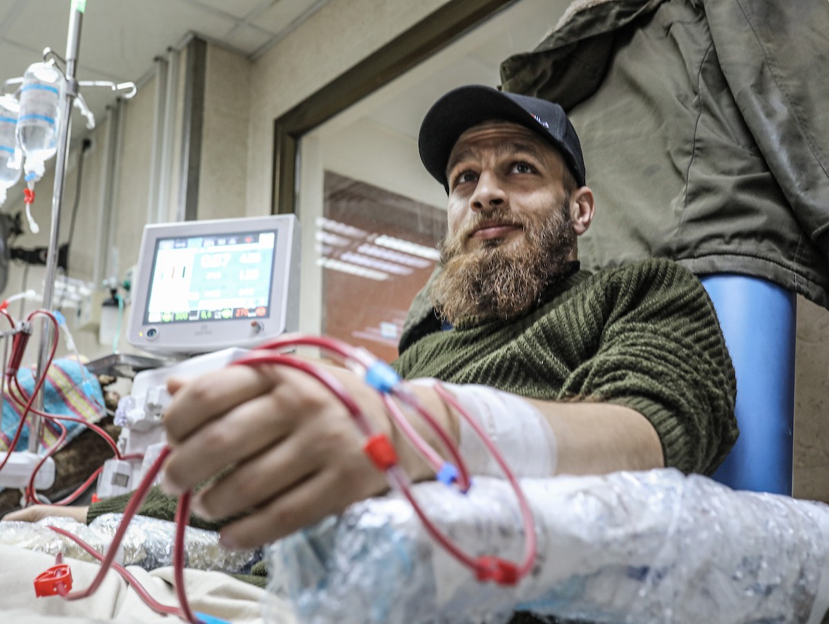 يخضع مرضى فلسطينيون مصابون بالفشل الكلوي لجلسات غسيل الكلى في مستشفى شهداء الأقصى بدير البلح، وسط وانتظار مستمر لفتح معبر رفح لتلقي العلاج خارج قطاع غزة، 1 فبراير/شباط 2026. تصوير: رمزي أبو عامر