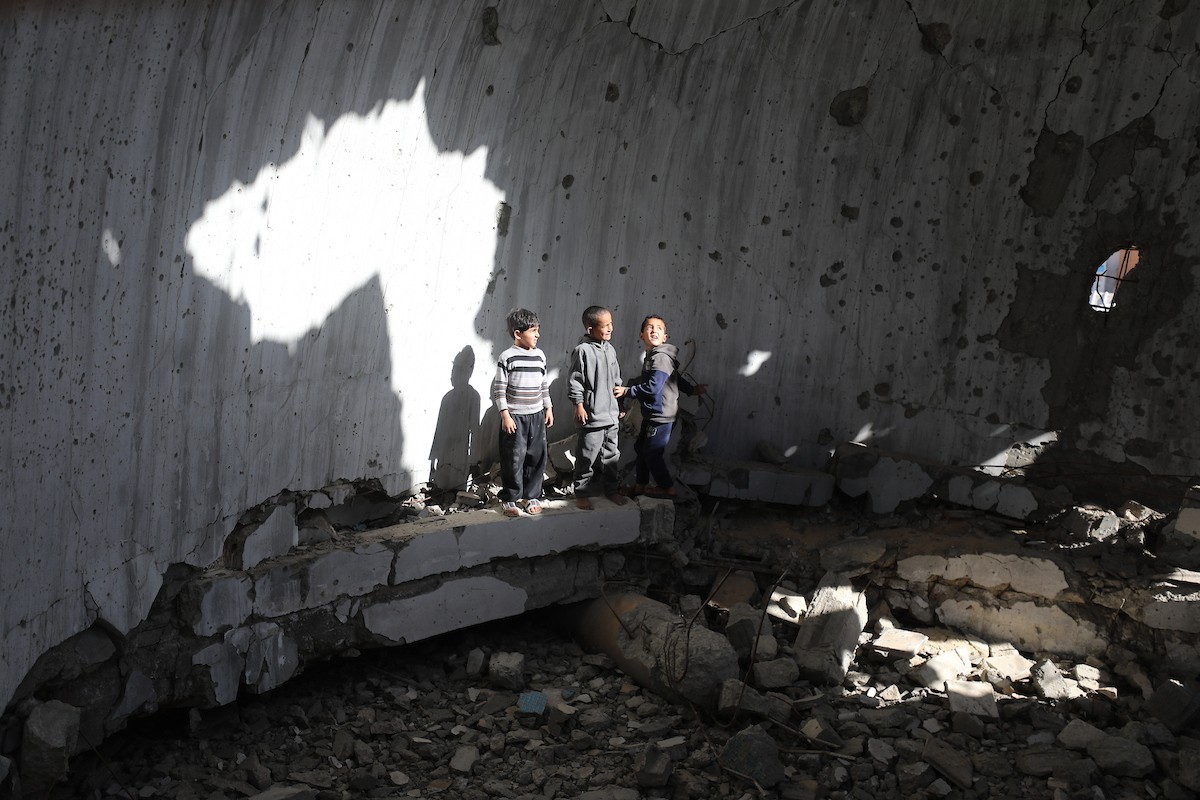 يستقبل الفلسطينيون شهر رمضان وسط دمار غير مسبوق للمباني، بما فيها المساجد التي يؤدون فيها شعائرهم الدينية. مدينة غزة، 19 فبراير/شباط 2026. صورة: عمر أشتوي