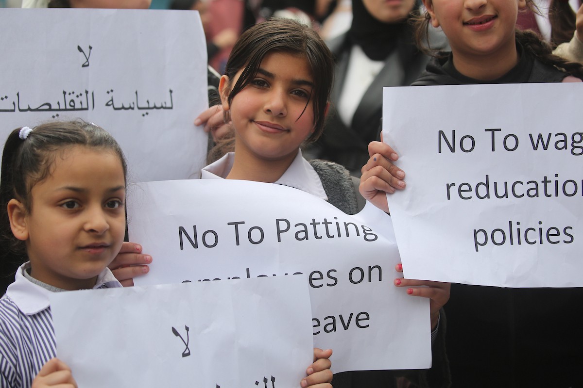 يتظاهر طلاب فلسطينيون من مدارس الأونروا في مخيم بلاطة، شرق نابلس بالضفة الغربية، احتجاجًا على خفض الأونروا للخدمات في مخيمات الضفة، وذلك في 9 فبراير/شباط 2026. (صورة: محمد ناصر)