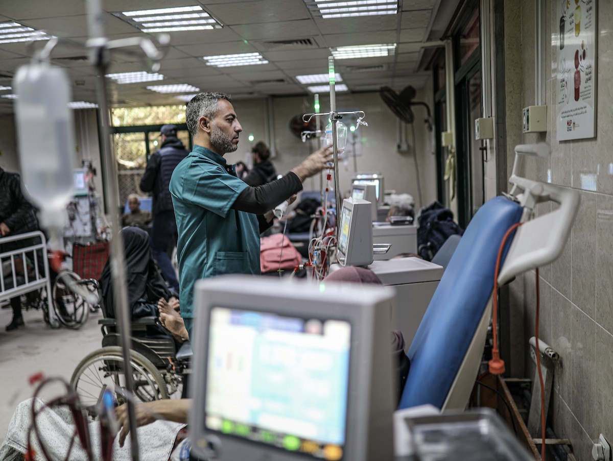 يخضع مرضى فلسطينيون مصابون بالفشل الكلوي لجلسات غسيل الكلى في مستشفى شهداء الأقصى بدير البلح، وسط وانتظار مستمر لفتح معبر رفح لتلقي العلاج خارج قطاع غزة، 1 فبراير/شباط 2026. تصوير: رمزي أبو عامر