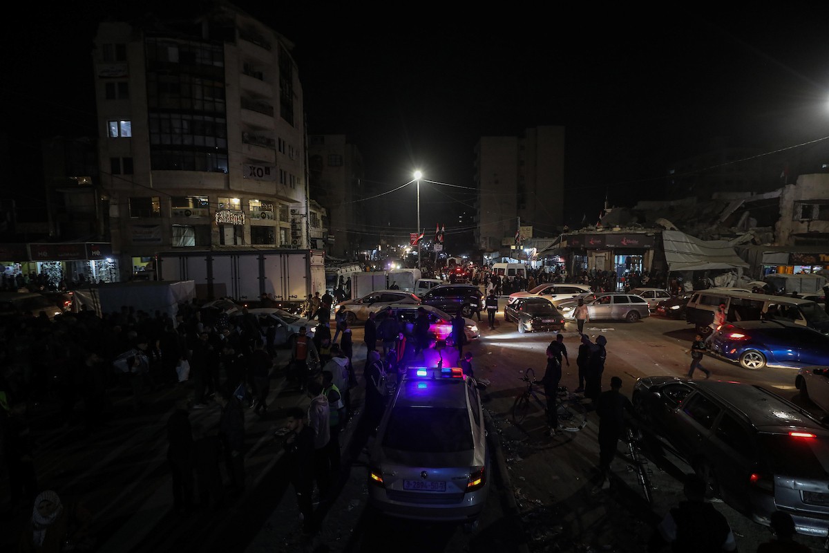 يتسوق الفلسطينيون في أول ليلة من شهر رمضان المبارك في سوق الزاوية، الواقع في قلب مدينة غزة والذي تضرر بشدة جراء الحرب الإسرائيلية. يعرض الباعة بضائعهم على أكشاك مزينة بالفوانيس والأضواء وأطعمة رمضان. مدينة غزة، 17 فبراير/شباط 2026. تصوير: عمر أشتوي