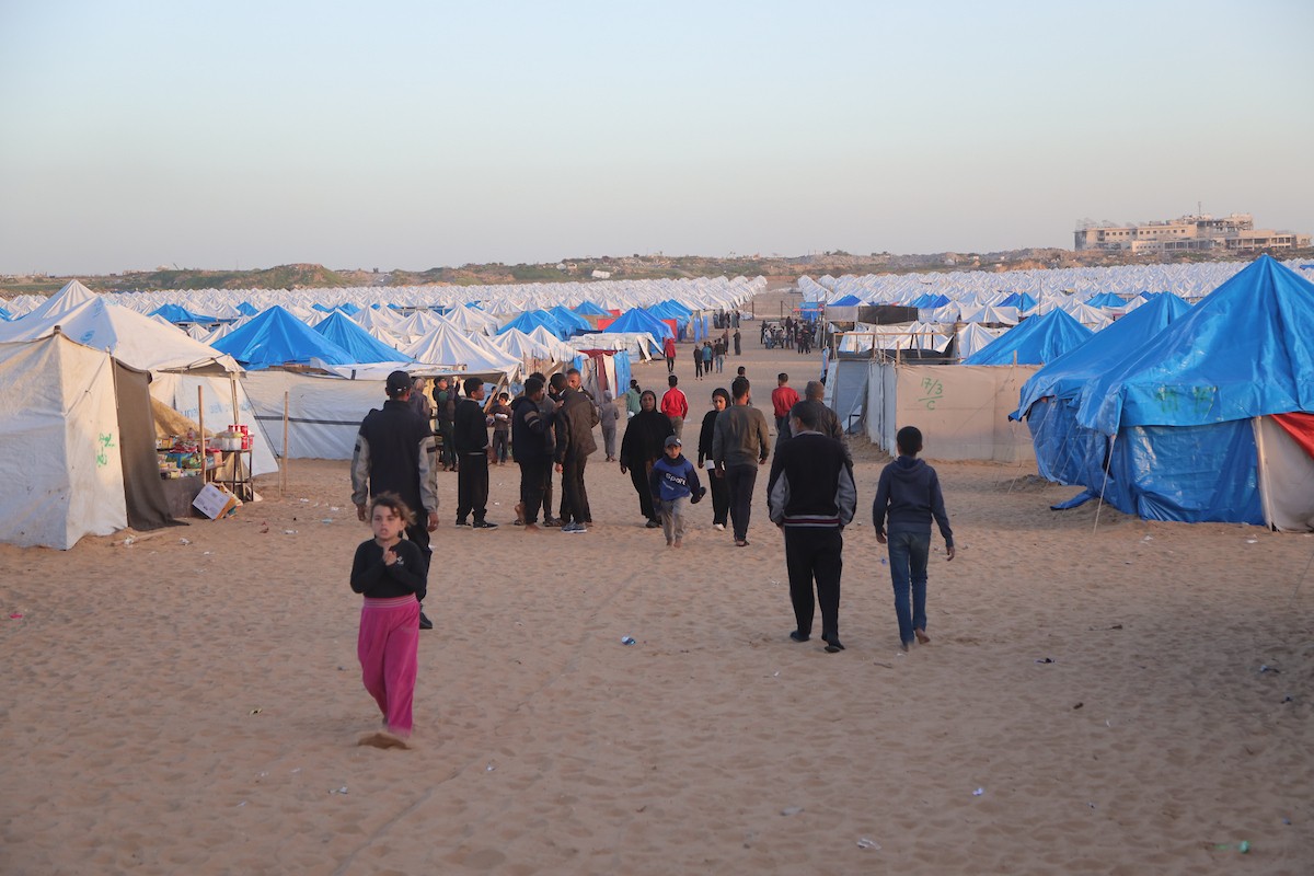 وسط خيام النازحين في المخيم المصري بمنطقة نتساريم وسط قطاع غزة، يحاول السكان الحفاظ على تفاصيل حياتهم اليومية رغم الظروف القاسية والنقص الحاد في الضروريات الأساسية كالمأوى والغذاء والماء النظيف. وسط قطاع غزة، ١٢ فبراير ٢٠٢٦. تصوير: محمد الأسود