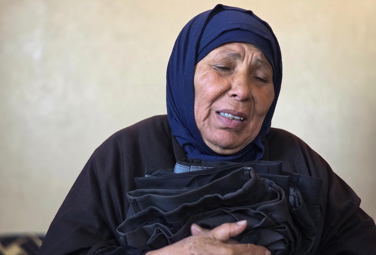 المسنة زهر شراب تنتظر معرفة مصير ابنها المفقود من ذوي الإعاقة الذهنية بعد تداول مستوطنين صورة له على مواقع التواصل مرفقة بتعليق عنصري، خان يونس، جنوب قطاع غزة، 26 فبراير/شباط 2026. تصوير: طارق محمد