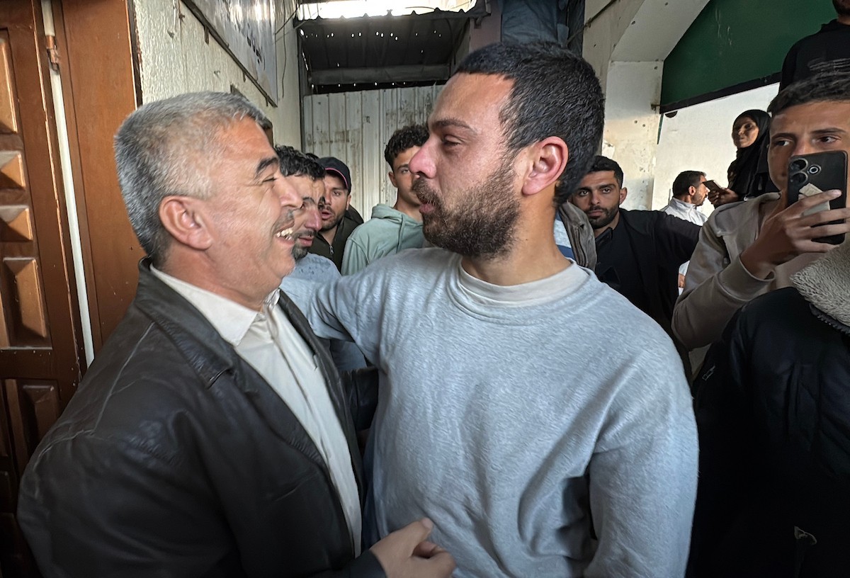 اجتمع أقارب وأحباء مجموعة من الأسرى الفلسطينيين الذين أفرجت عنهم القوات الإسرائيلية، أثناء نقلهم إلى مستشفى شهداء الأقصى لإجراء فحوصات طبية في دير البلح بوسط قطاع غزة، وذلك عبر اللجنة الدولية للصليب الأحمر، 23 فبراير/شباط 2026، (صورة: أحمد إبراهيم)