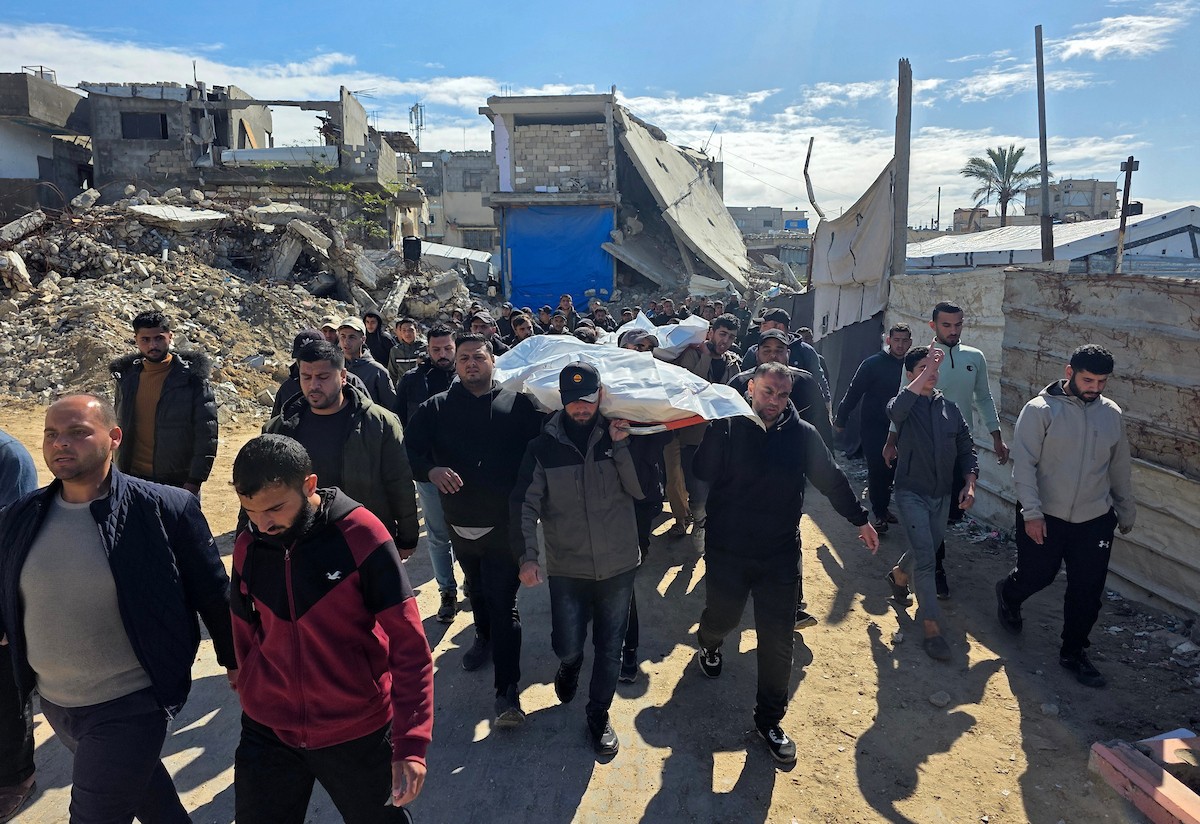 ودّع فلسطينيون ثلاثة جثامين في مستشفى ناصر بخان يونس، سقطوا في غارة جوية إسرائيلية استهدفتهم صباح اليوم في خان يونس، جنوب قطاع غزة، 27 فبراير/شباط 2026. صورة: طارق محمد