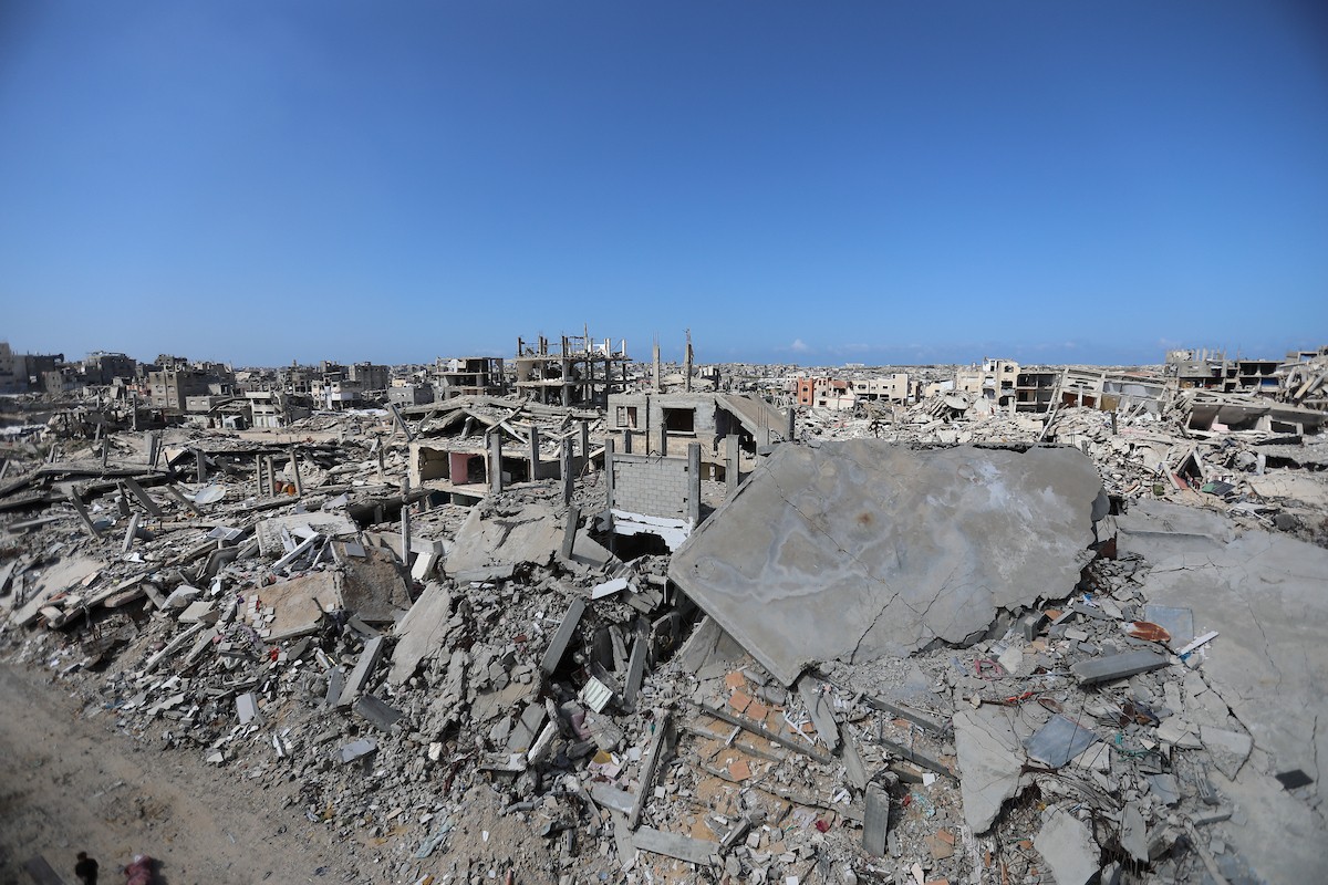 مشاهد تُظهر الدمار الواسع النطاق الذي لحق بالمباني والبنية التحتية جراء الهجمات الإسرائيلية خلال الحرب في منطقة بيت لاهيا، شمال قطاع غزة. ٢٢ فبراير ٢٠٢٦. تصوير: عمر أشتوي