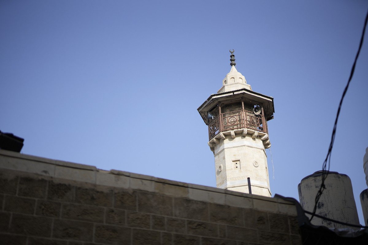 يُحيي الفلسطينيون أول أيام شهر رمضان المبارك في جامع السيد هاشم التاريخي بوسط مدينة غزة، ١٨ فبراير ٢٠٢٦. تصوير: عمر أشتوي