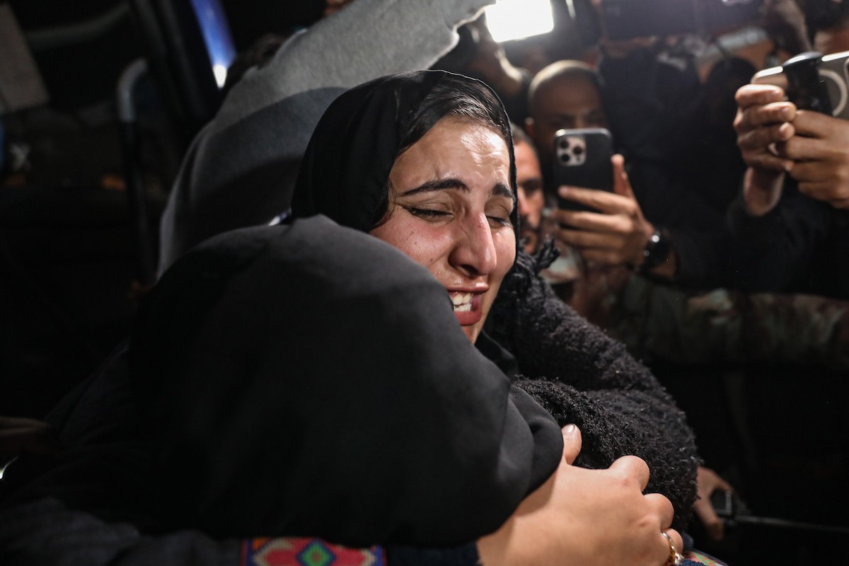 فلسطينيون قادمون من معبر رفح يصلون، في حافلة تحمل شعار الأمم المتحدة، إلى مستشفى ناصر في خان يونس جنوب قطاع غزة، في 2 فبراير/شباط 2026. صورة: عمر أشتوي