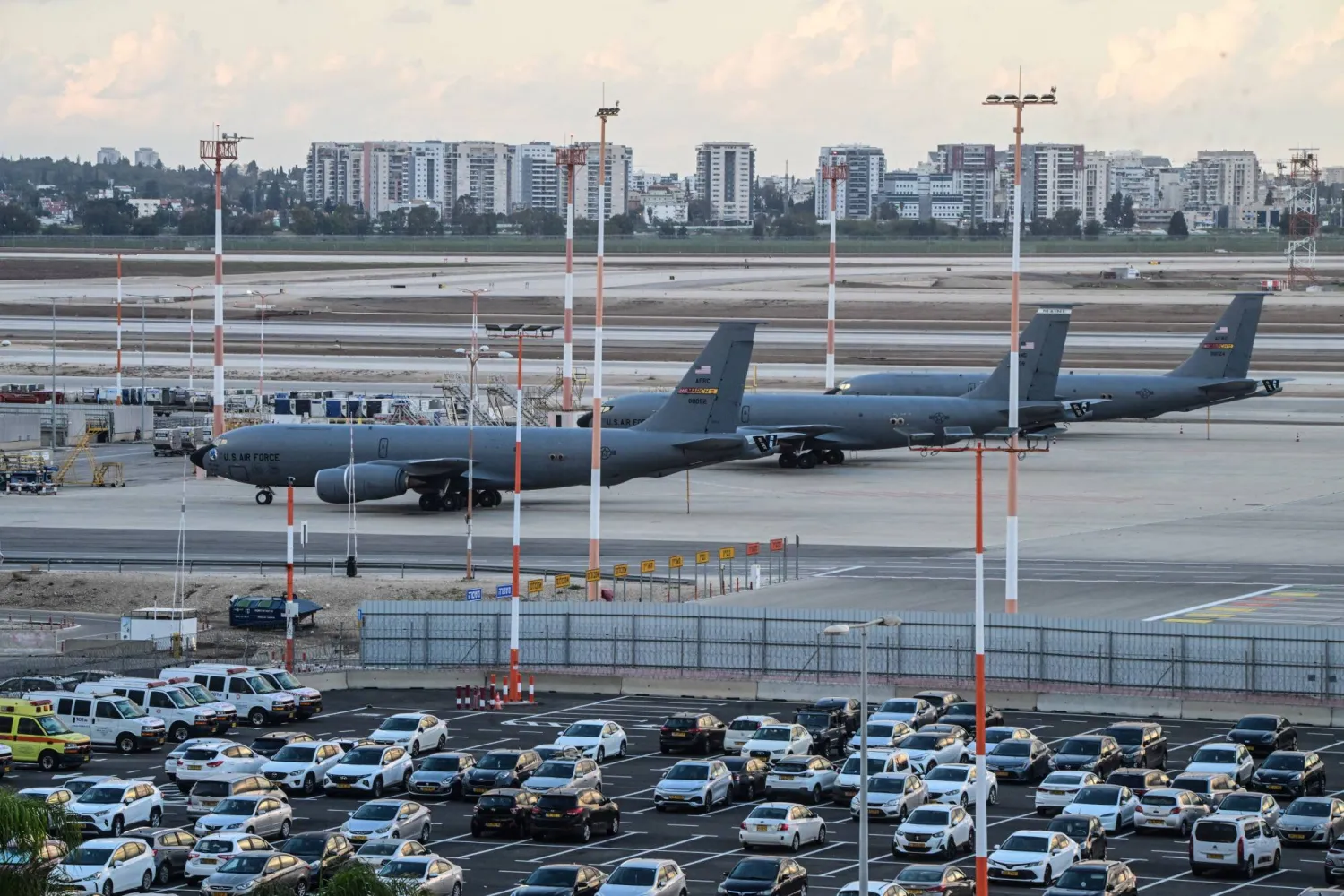 طائرات تزويد بالوقود تابعة للقوات الجوية الأميركية مصطفة في مطار بن غوريون الدولي الثلاثاء (رويترز).webp