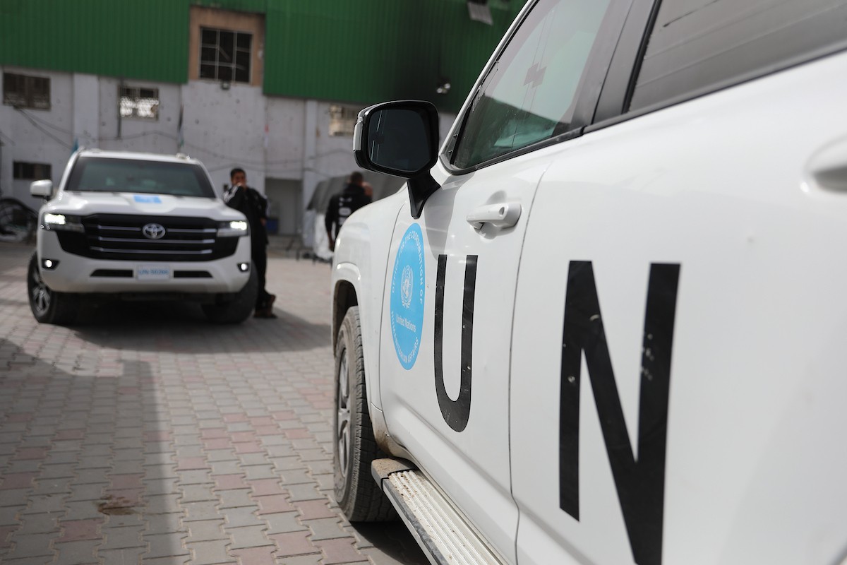 مركبات تابعة للأمم المتحدة تنقل عدداً من الجرحى ومرافقيهم من المقر الميداني لجمعية الهلال الأحمر الفلسطيني في خان يونس إلى معبر كرم أبو سالم لتلقي العلاج الطبي في الخارج،2 فبراير/شباط 2026