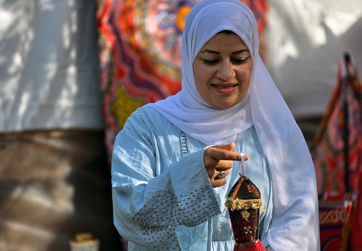 الفلسطينية ريهان شراب تصنع فوانيس رمضان من بقايا صناديق المساعدات في خان يونس جنوب قطاع غزة  8 فبراير/شباط 2026. (صورة: طارق محمد)