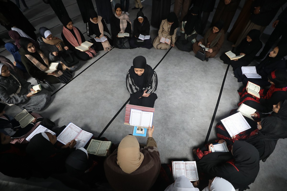 أطفال فلسطينيون يتلون ويحفظون القرآن الكريم داخل الجامع العمري الكبير في مدينة غزة خلال شهر رمضان. وقد تضرر الجامع العمري القديم بشدة جراء الهجمات الإسرائيلية خلال حرب غزة في 26 فبراير/شباط 2026. صورة: عمر أشتوي