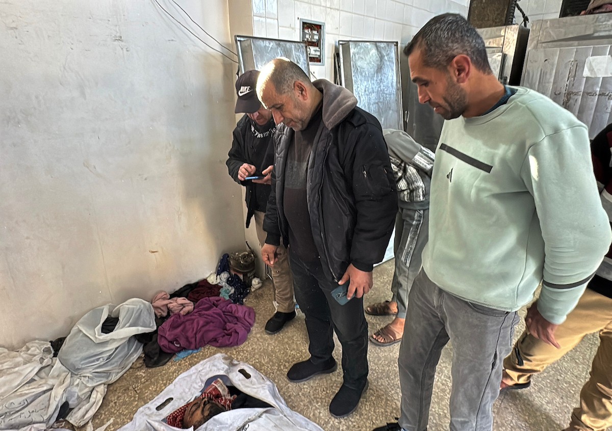 وصل جثمان مواطن إلى مستشفى شهداء الأقصى في دير البلح. وقد استشهد في غارة جوية إسرائيلية قرب وادي غزة وسط قطاع غزة. ١ فبراير ٢٠٢٦. صورة: أحمد إبراهيم