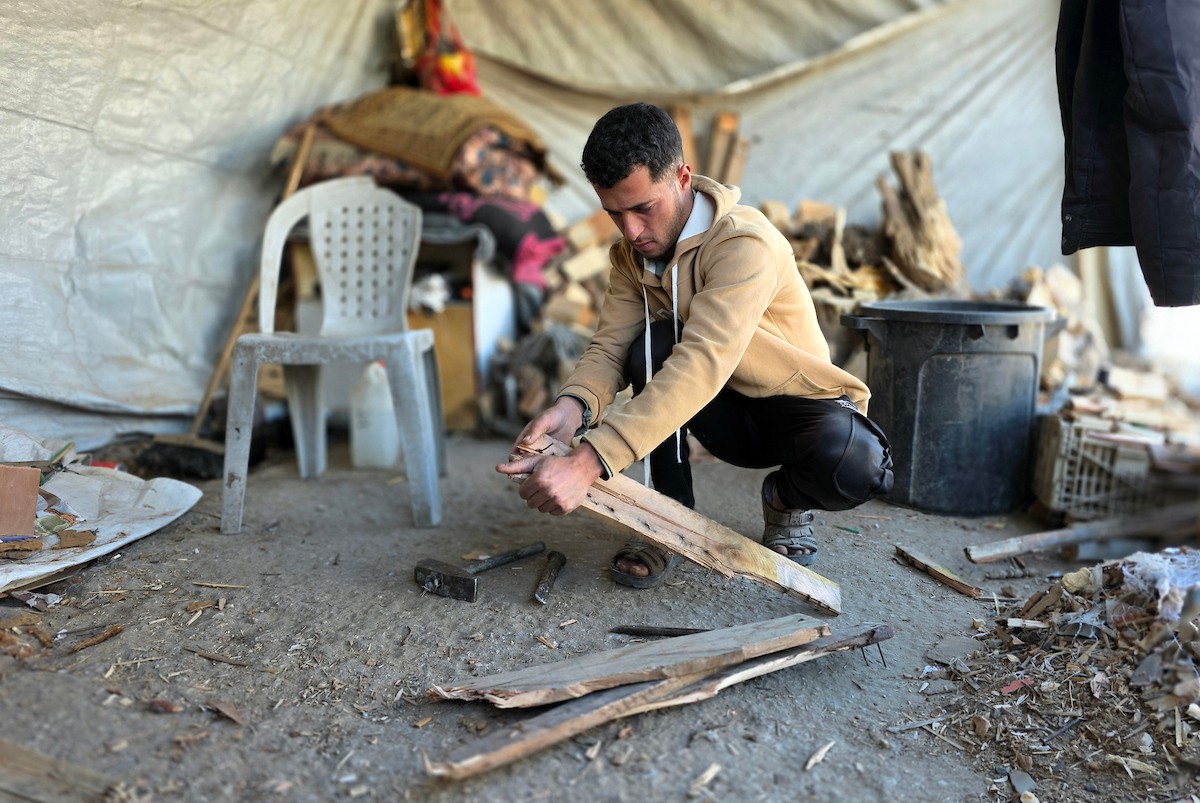 تلجأ العائلات الفلسطينية والباعة إلى استخدام الحطب والخشب لإعداد الطعام بسبب نقص غاز الطهي، خان يونس، جنوب قطاع غزة، 24 فبراير/شباط 2026.تصوير: طارق محمد/ (APA Images).