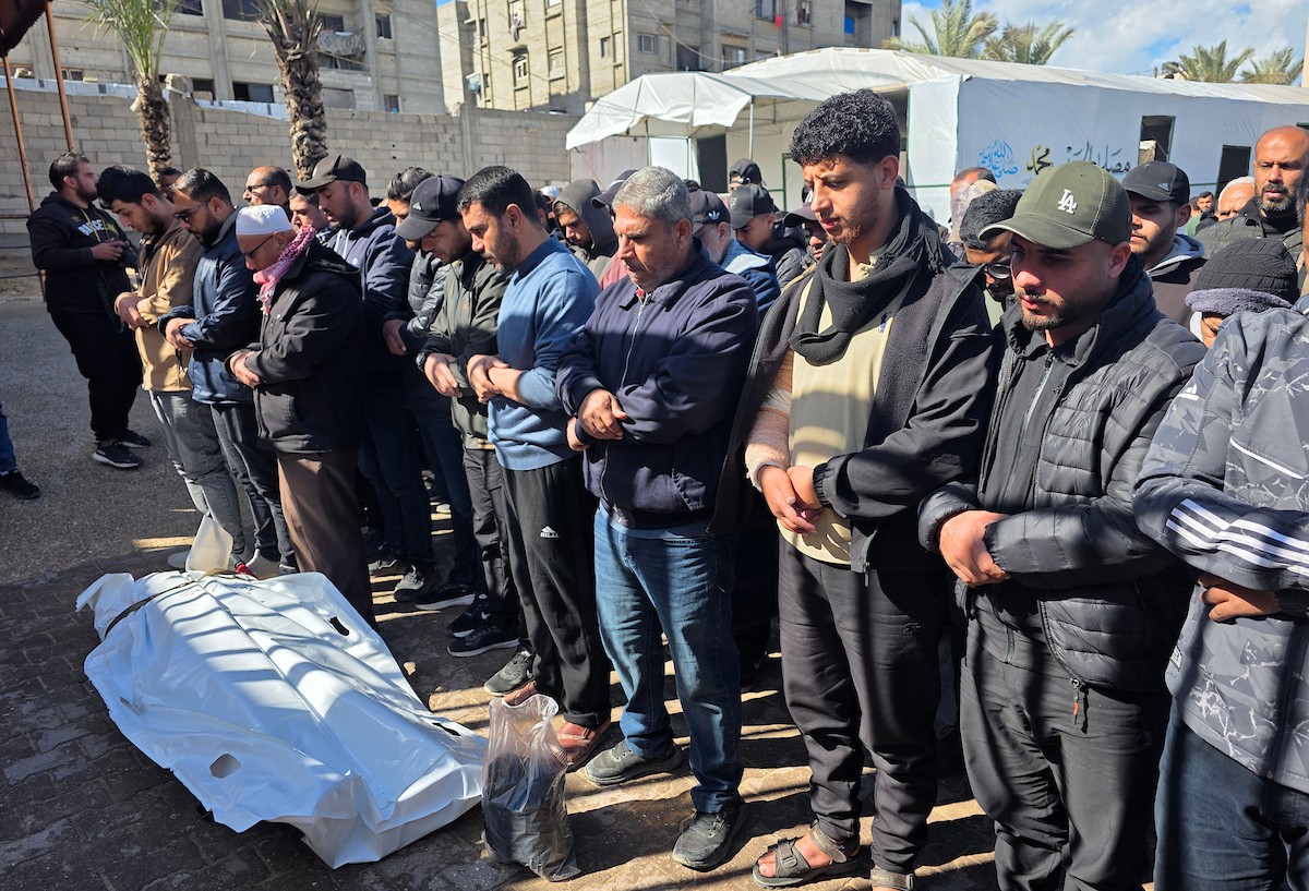 ودّع فلسطينيون ثلاثة جثامين في مستشفى ناصر بخان يونس، سقطوا في غارة جوية إسرائيلية استهدفتهم صباح اليوم في خان يونس، جنوب قطاع غزة، 27 فبراير/شباط 2026. صورة: طارق محمد