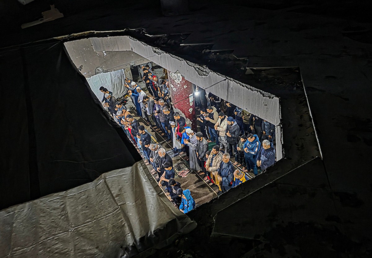 تجمّع المصلون في مسجد الفاروق المتضرر بشدة لأداء أول صلاة تراويح في شهر رمضان المبارك، رغم الدمار الذي خلفته الهجمات الإسرائيلية في خان يونس، جنوب قطاع غزة، في 17 فبراير/شباط 2026. صورة: تامر إبراهيم