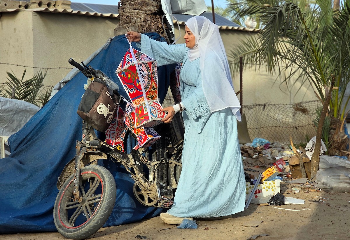 الفلسطينية ريهان شراب تصنع فوانيس رمضان من بقايا صناديق المساعدات في خان يونس جنوب قطاع غزة  8 فبراير/شباط 2026. (صورة: طارق محمد)