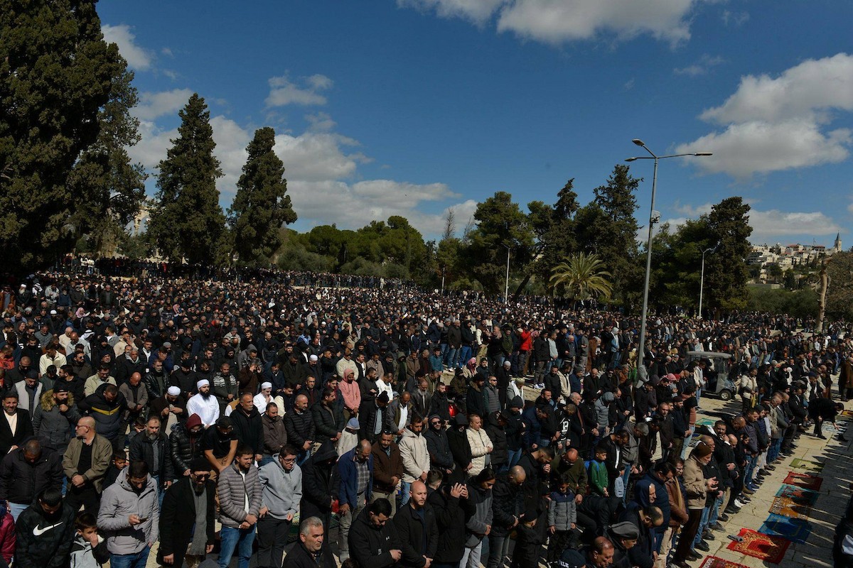 أدى الفلسطينيون صلاة الجمعة الثانية من شهر رمضان في المسجد الأقصى بالقدس. ووفقًا لدائرة الأوقاف الإسلامية، حضر الصلاة 100 ألف مصلٍّ رغم القيود الإسرائيلية المفروضة على الفلسطينيين، 27 فبراير/شباط 2026.