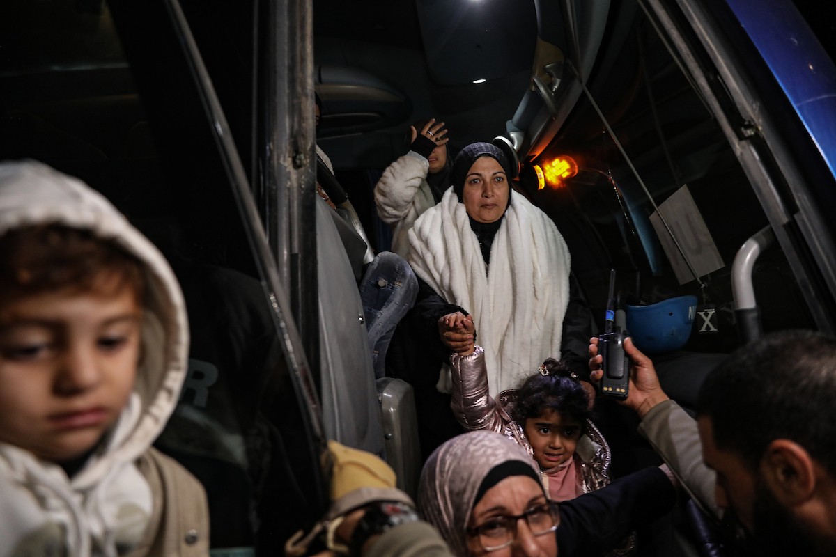 فلسطينيون قادمون من معبر رفح يصلون، في حافلة تحمل شعار الأمم المتحدة، إلى مستشفى ناصر في خان يونس جنوب قطاع غزة، في 2 فبراير/شباط 2026. صورة: عمر أشتوي