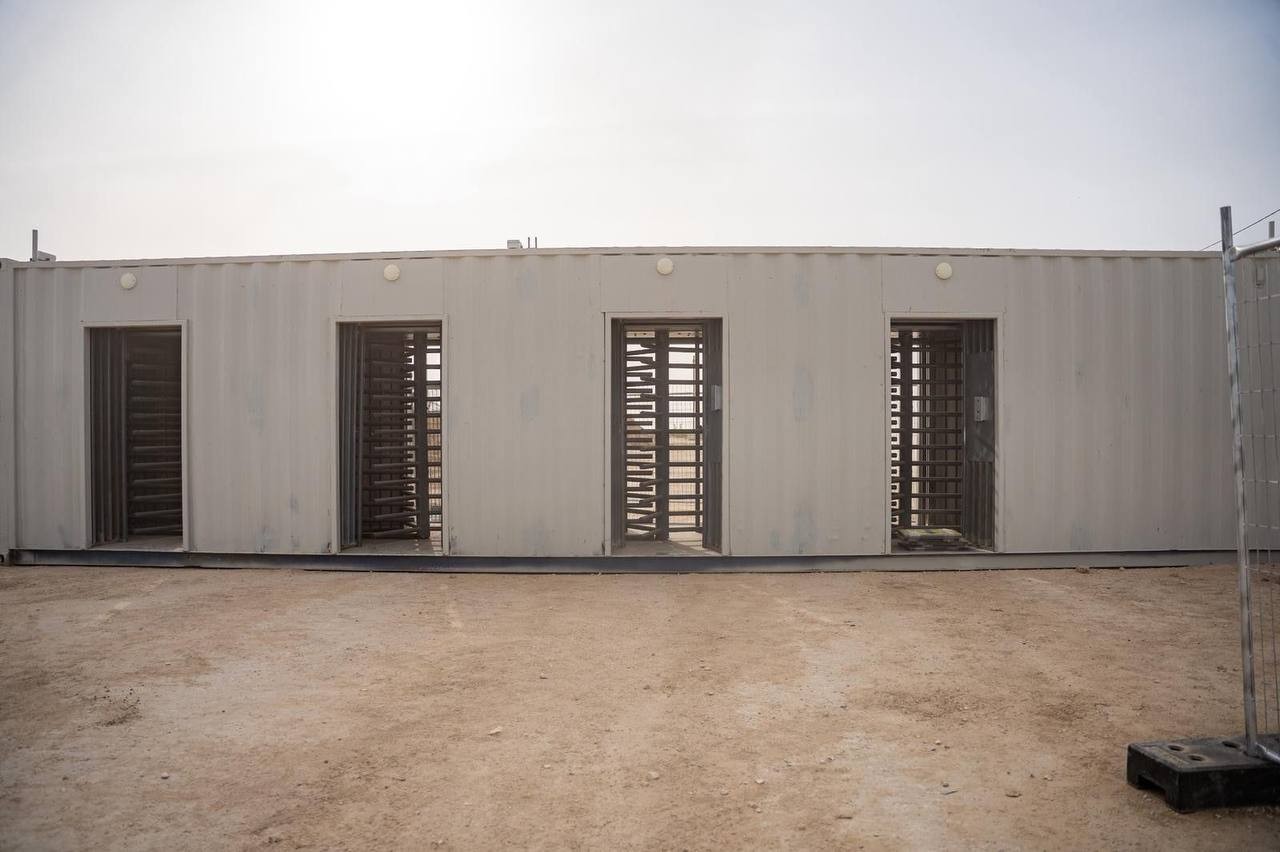 مجمّع الفحص الإسرائيلي للقادمين من معبر رفح 6.jpg