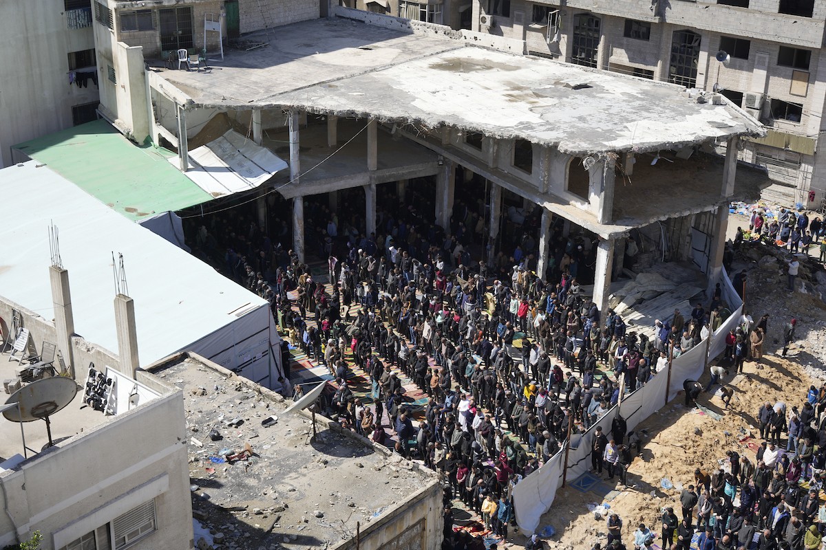 يؤدي الفلسطينيون صلاة الجمعة الثانية من شهر رمضان وسط أنقاض مسجد الكنز، الذي دُمر في هجمات إسرائيلية خلال الحرب، في مدينة غزة، 27 فبراير/شباط 2026. صورة: عمر أشتوي
