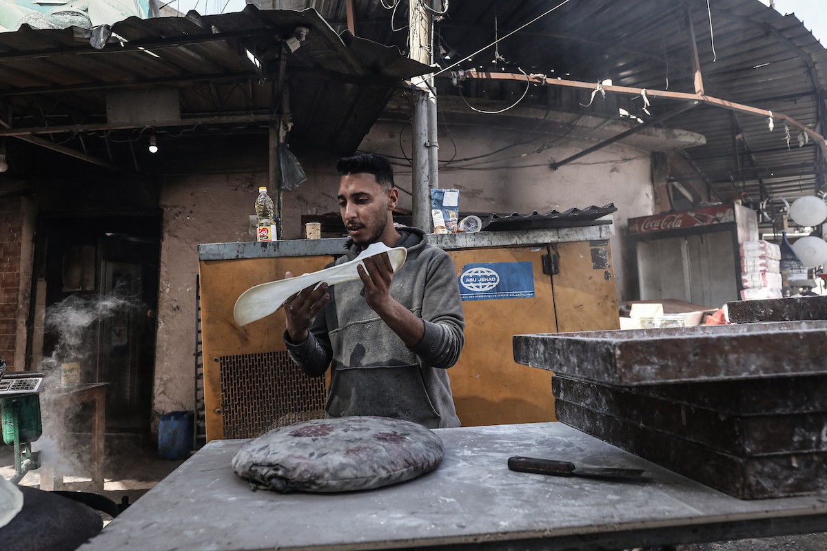 توافد الفلسطينيون بأعداد غفيرة  إلى السوق الشعبي في دير البلح، وسط قطاع غزة، في الأيام التي تسبق شهر رمضان، 12 فبراير/شباط 2026. تصوير: معز صالحي