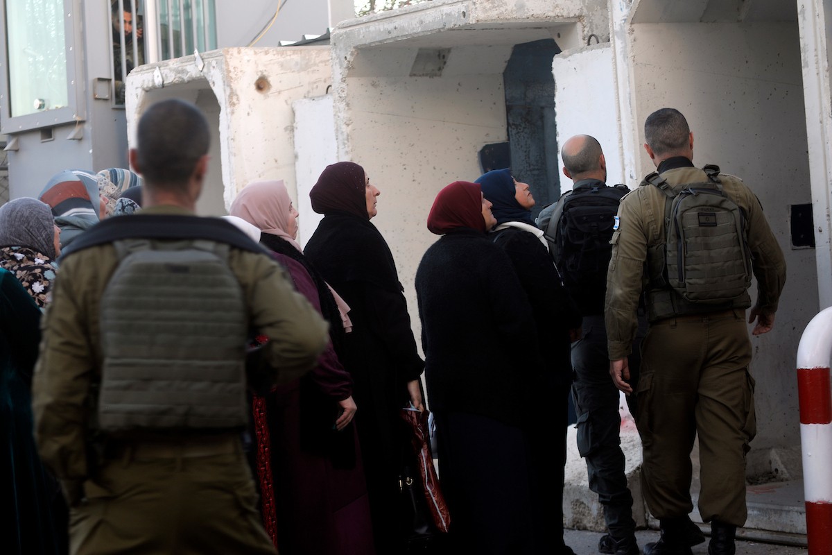 توافد المصلون بكثافة إلى نقطة تفتيش في بيت لحم، متجهين إلى المسجد الأقصى في القدس لأداء صلاتي الجمعة والتراويح، 20 فبراير/شباط 2026. صورة: مأمون وزواز