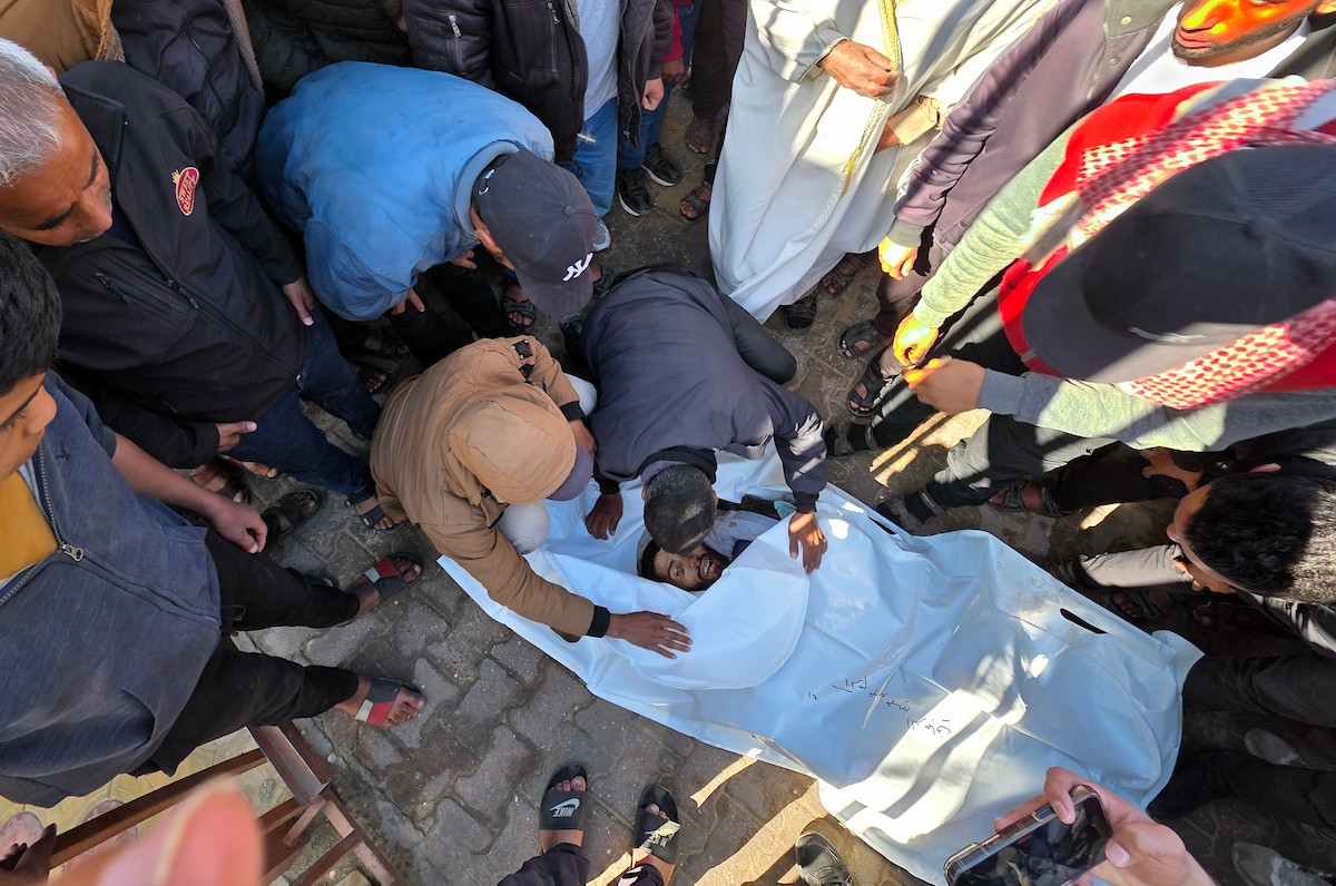 ودّع الفلسطينيون جثمان أكرم حسن الأرجاني في مستشفى ناصر بخان يونس. وقد قُتل في هجوم إسرائيلي في منطقة خان يونس، جنوب قطاع غزة. صورة: طارق محمد