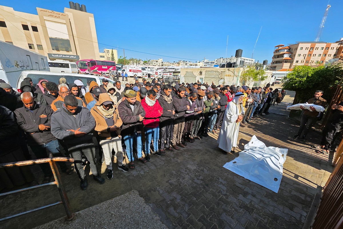 ودّع الفلسطينيون جثمان أكرم حسن الأرجاني في مستشفى ناصر بخان يونس. وقد قُتل في هجوم إسرائيلي في منطقة خان يونس، جنوب قطاع غزة. صورة: طارق محمد