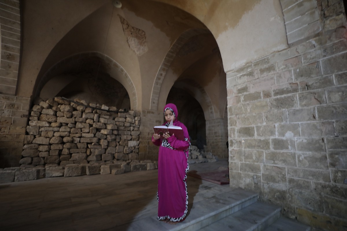 أطفال فلسطينيون يتلون ويحفظون القرآن الكريم داخل الجامع العمري الكبير في مدينة غزة خلال شهر رمضان. وقد تضرر الجامع العمري القديم بشدة جراء الهجمات الإسرائيلية خلال حرب غزة في 26 فبراير/شباط 2026. صورة: عمر أشتوي