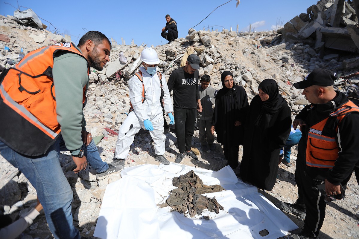 تحاول فرق الدفاع المدني الفلسطيني، بالتنسيق مع اللجنة الدولية للصليب الأحمر، انتشال جثث عائلتي عيادة وغنيم من تحت أنقاض منزل عائلة غباين، في بيت لاهيا، شمال قطاع غزة. 22 فبراير/شباط 2026. صورة: عمر أشتوي