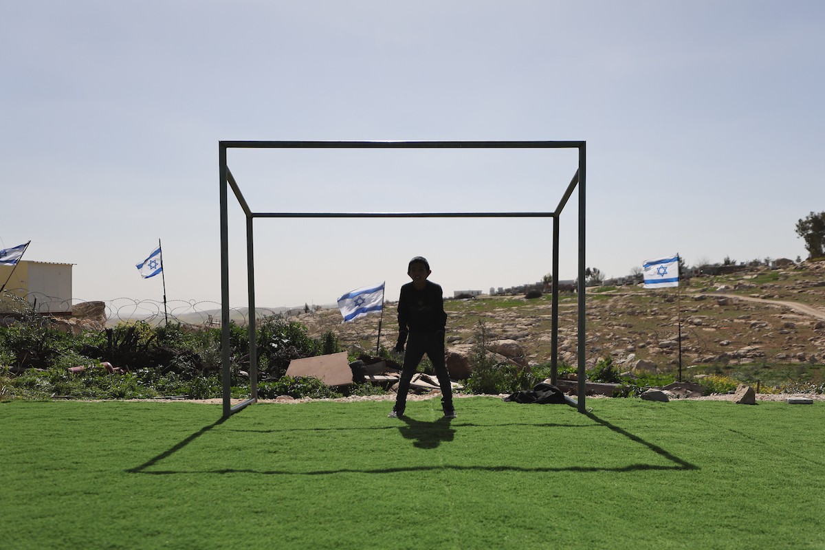 يواجه ملعب للأطفال في خربة أم الخير، وهي قرية بدوية تقع جنوب الضفة الغربية، خطر الهدم بعد تلقي إشعار رسمي من الجيش الإسرائيلي. 23 فبراير/شباط 2026. تصوير: مأمون وزواز