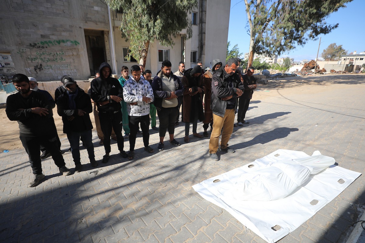 ودّع فلسطينيون جثماني مواطنين اثنين في مستشفى الشفاء بمدينة غزة. وبحسب مصادر عائلية، قُتل الرجلان على يد القوات الإسرائيلية في بيت لاهيا، شمال قطاع غزة، في 24 فبراير/شباط 2026. (صورة: عمر أشتوي)