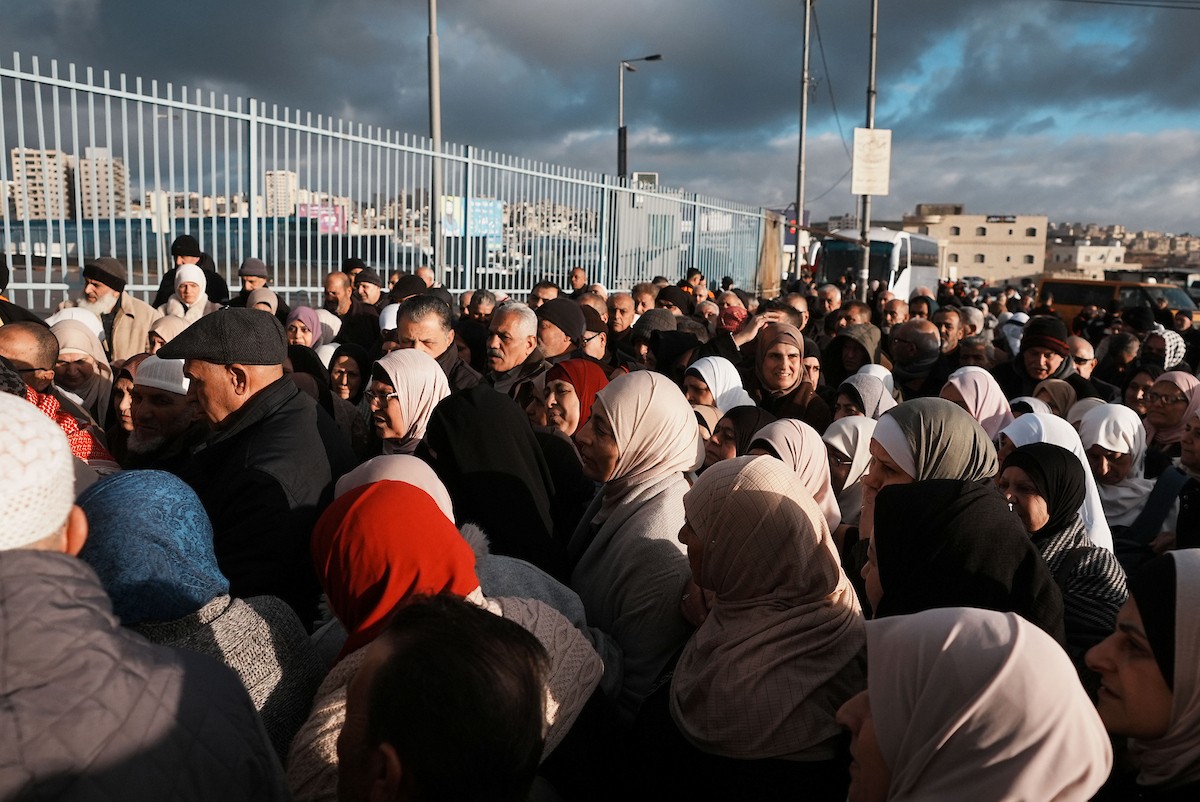 منعت السلطات الإسرائيلية دخول الفلسطينيين من الضفة الغربية إلى القدس لأداء صلاة الجمعة الثانية من شهر رمضان في المسجد الأقصى ، في 27 فبراير/شباط 2026. وتجمّع آلاف منذ ساعات الصباح الباكر عند حاجز قلنديا في محاولة للوصول إلى الأقصى، وسط إجراءات أمنية مشددة في المنطقة