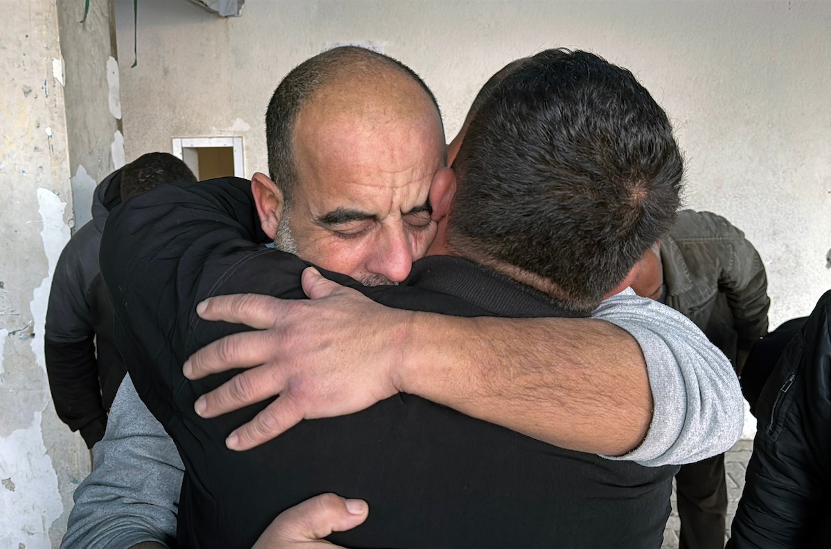 اجتمع أقارب وأحباء مجموعة من الأسرى الفلسطينيين الذين أفرجت عنهم القوات الإسرائيلية، أثناء نقلهم إلى مستشفى شهداء الأقصى لإجراء فحوصات طبية في دير البلح بوسط قطاع غزة، وذلك عبر اللجنة الدولية للصليب الأحمر، 23 فبراير/شباط 2026، (صورة: أحمد إبراهيم)