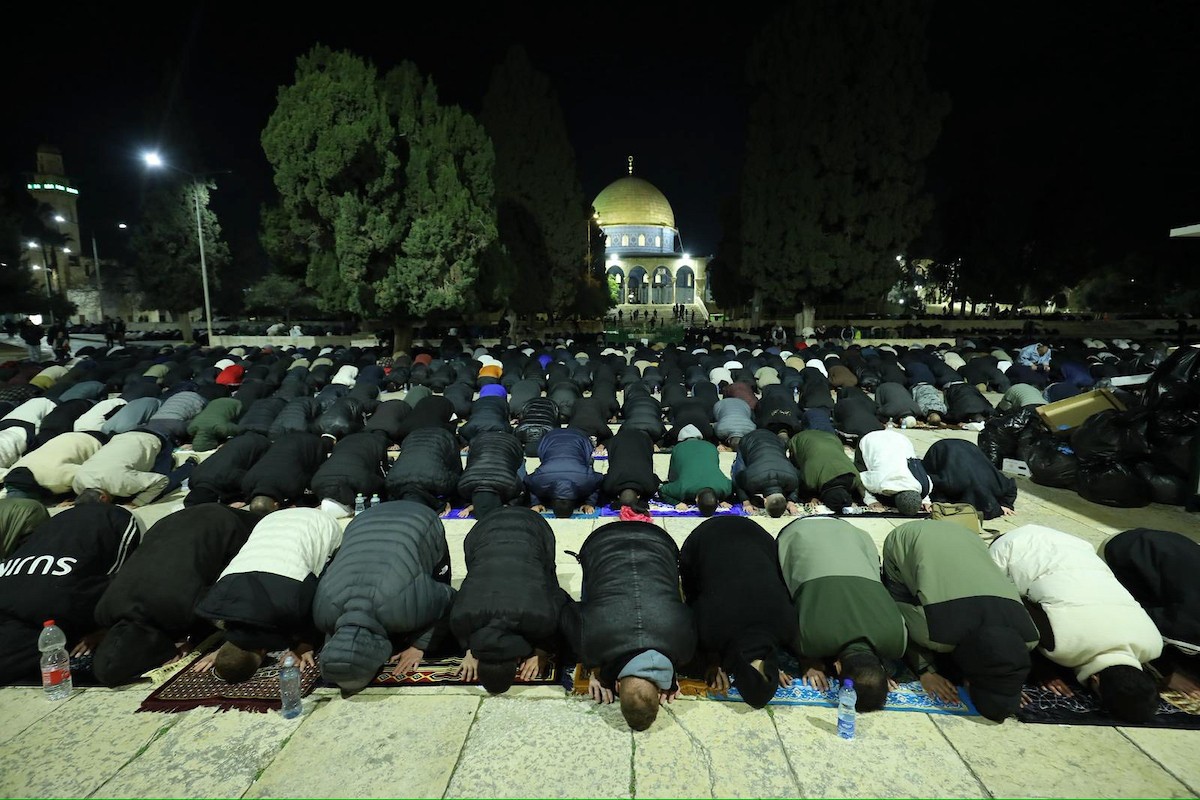 يؤدي الفلسطينيون صلاتي العشاء والتراويح في ساحات المسجد الأقصى في اليوم السادس من رمضان، القدس، 23 فبراير 2026. صورة من دائرة الأوقاف الإسلامية في القدس.